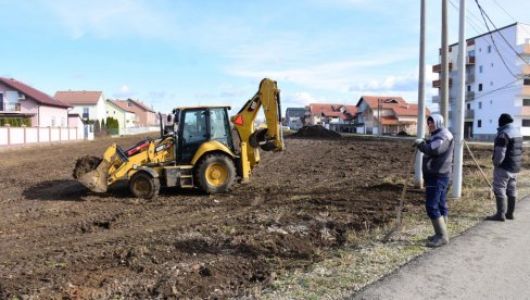 GRADIĆE SE PARK NA ALTINI: U Zemunskom naselju građevinske mašine pripremaju teren za zelenu oazu