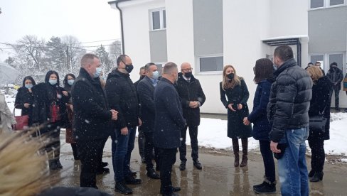 BORIĆEMO SE ZA SVAKI DOM I SVAKOG ČOVEKA: Predstanivici Srpske liste posetili Gračanicu (FOTO)