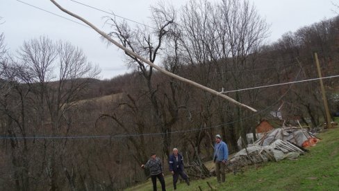 СА ДВЕ МОТКЕ ЧУВАЈУ СТРУЈУ: Житељи Доњих Лесковица код Ваљева сами брину да се не деси кратак спој