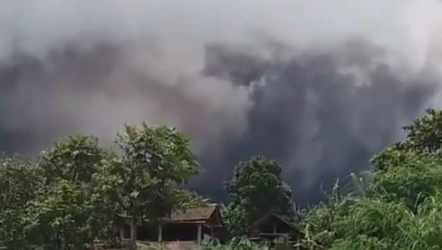 NACIJA U STRAHU: Velika erupcija vulkana Merapa, lava se sliva dužinom od 1.500 metara (FOTO/VIDEO)