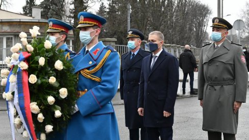 ТО СУ БИЛИ ЉУДИ КОЈИ СУ ВЕРОВАЛИ У СЛОБОДУ: Министар Стефановић обишао Музеј Бањичког логора