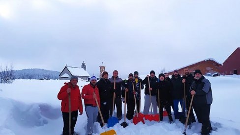 SNEG ZAVEJAO HRAM, BRATSTVO OČISTILO: Nesvakidašnja akcija na Žabljaku (FOTO)