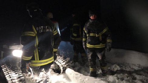 VIŠESATNA AKCIJA SPASAVANJA U CRNOJ TRAVI: Porodica satima zaglavljena u snegu, sa roditeljima bilo i dete (FOTO)