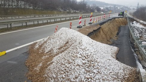 KLIZIŠTE „ODNELO“ 4O METARA PUTA: Obrušio se deo puta na relaciji Kragujevac-Batočina (FOTO)