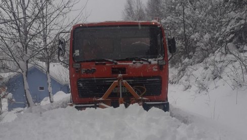 SMETOVI BLOKIRALI PUT: Nevreme i olujni vetar zaustavili saobraćaj na deonici Brzeće-Kopaonik