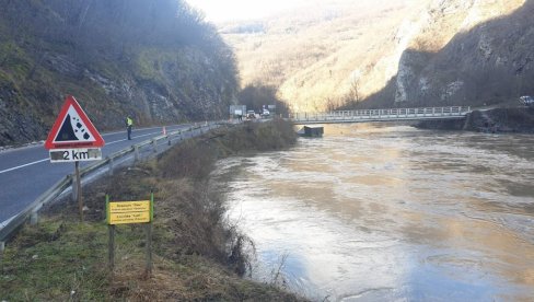 UMALO TRAGEDIJA U BIJELOM POLJU: Automobil sleteo u reku