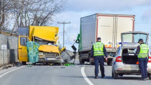 SUDAR DVA KAMIONA, VOZAČI POVREĐENI: Strašan udes, na istom mestu prošle godine poginule dve osobe