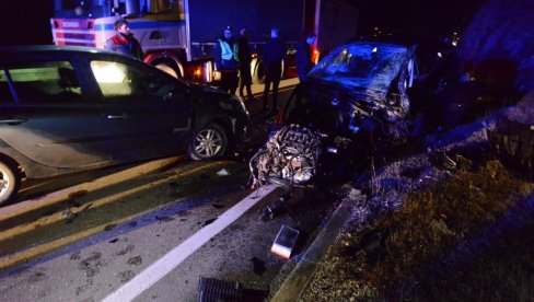 PRVE SLIKE SUDARA KOD KRALJEVA: Auto potpuno smrskan, motor od siline udarca izleteo napolje (FOTO/VIDEO)