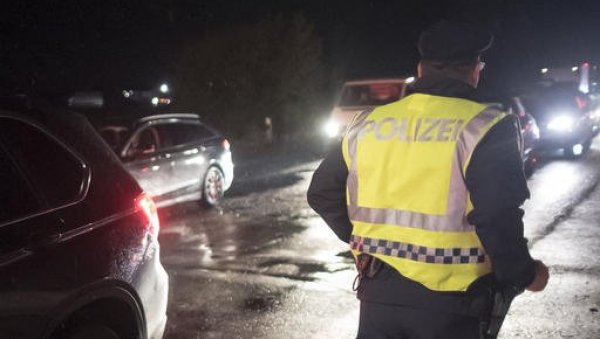 СЕДМОРО МРТВИХ: Аутомобил српских регистрација кријумчарио мигранте, па ударио у кућу у Мађарској