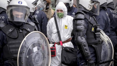 HAOS U BRISELU: Demonstracije zbog kovid mera, policija privela 300 ljudi (FOTO)