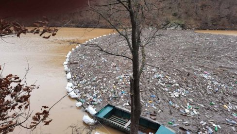 SPREČENA KATASTROFA NA SRPSKOM JEZERU: Čelična sajla zaustavila ogromne količine otpada (FOTO)