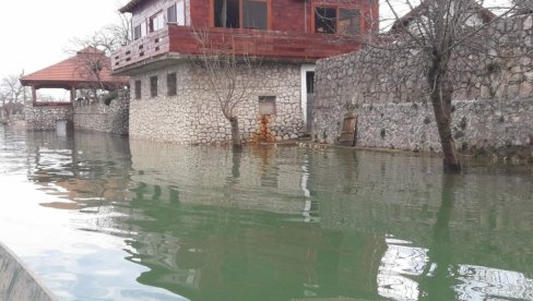 POPLAVE OKO SKADARSKOG JEZERA: Dostignuta je kritična tačka, oštećeni putevi (FOTO/VIDEO)