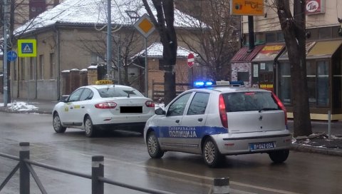 ВОЗИО ПОД ДЕЈСТВОМ АЛКОХОЛА И ДРОГЕ? Припадници полиције зауставили таксисту у Смедереву