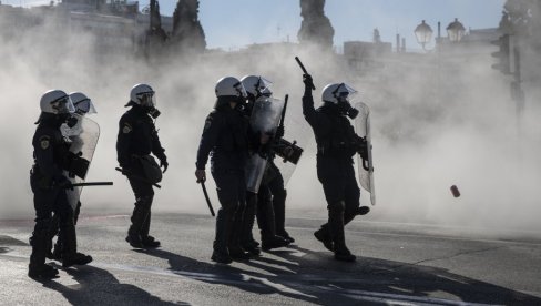 GORE ULICE ATINE I SOLUNA: Dimna bomba na policijske snage, suzavac i privođenja na protestima (FOTO/VIDEO)