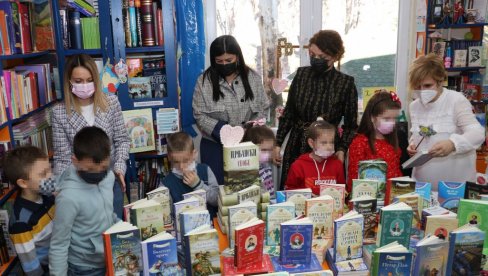 VREDAN POKLON NOVOSADSKIM OSNOVCIMA: Grad za školsku biblioteku obezbedio 350 novih knjiga (FOTO)