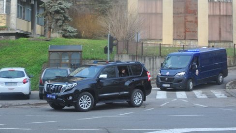 VELJA NEVOLJA STIGAO NA SASLUŠANJE! Policijski konvoj ga dovezao u Specijalni sud, Belivuk danas pred tužiocem (FOTO)