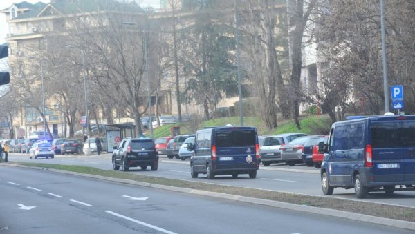 ПОЛИЦИЈСКИ КОНВОЈ ПРОШАО КРОЗ УСТАНИЧКУ: Припадници Беливукове групе у марицама доведени у суд