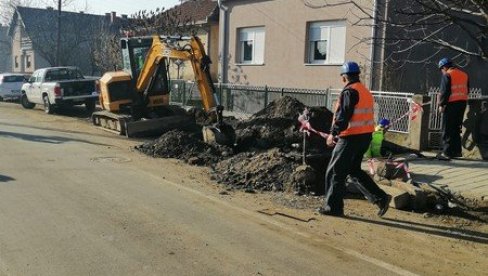 РАДОВИ НА ВОДОВОДНОЈ И КАНАЛИЗАЦИОНОЈ ИНФРАСТРУКТУРИ: Сређују мрежу у најдужој улици у Крушевцу