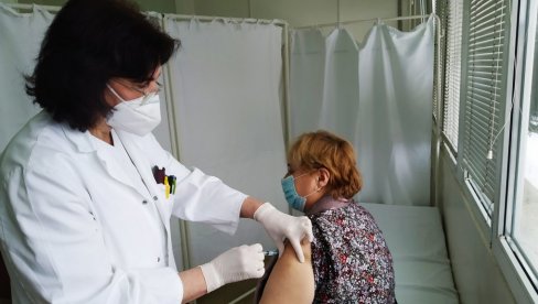 ДАНАС ДРУГА ДОЗА ЗА 224 ПАРАЋИНАЦА: Вакцинација и током празника