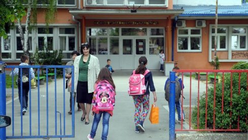 У КЛУПЕ СЕДА 65.000 ДЕЦЕ У СРБИЈИ: Упис будућих ђака-првака почиње 1. априла