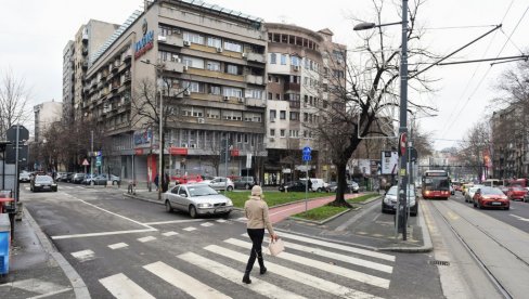 UDARIO U GLAVU ZAPOSLENOG U MINISTARSTVU: Napadač pušten da se brani sa slobode