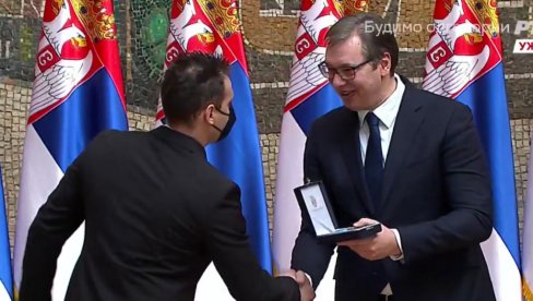 VUČIĆ URUČIO SRETENJSKA PRIZNANJA: Danas je dan kada se rađala Srbija, moramo reći hvala junacima našeg doba (VIDEO)