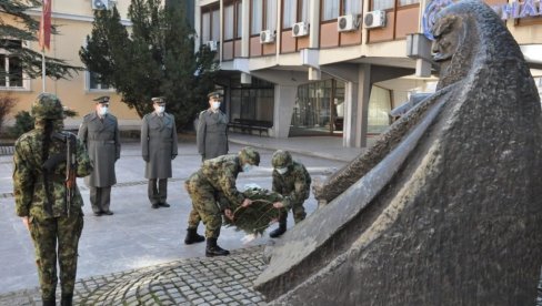 PRAZNIK SVETLOG PERIODA ISTORIJE SRBIJE: Polaganjem cveća na spomenik proti Mateji obeležen Dan državnosti u Valjevu