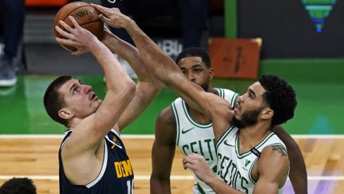 JOKIĆ PLESAO U BOSTONU: Maestralna utakmica centra Denvera, Seltiksi nadigrali Nagetse (VIDEO)