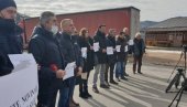 ЗБОГ ЗАБРАНЕ ПРОЛАСКА ЕКИПИ РТС: Протест представника медија на Јарињу (ВИДЕО)