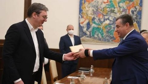 VUČIĆ SE SASTAO SA SLUCKIM: Razgovor sa predsednikom Komiteta za Međunarodne poslove Državne Dume