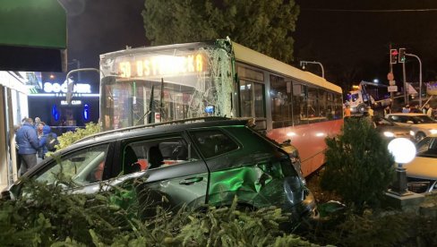 PRVE FOTOGRAFIJE UDESA U BULEVARU: Uništena četiri automobila, počupano drveće, pala i bandera (FOTO/VIDEO)