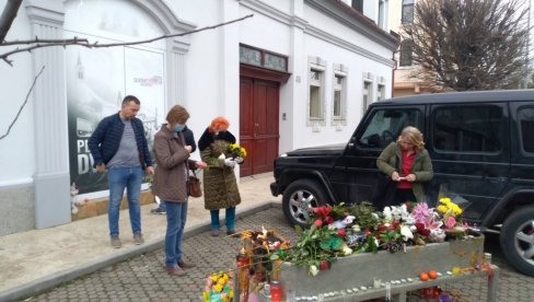 POGLEDAJTE PORUKE KOJE NOVOSAĐANI OSTAVLJAJU BALAŠEVIĆU: Potresne scene ispred kuće pevača, narod od ranog jutra odaje počast (FOTO/VIDEO)