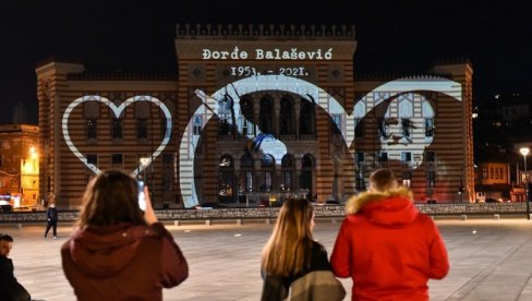 DIRLJIVA SLIKA: Pesma, cveće, sveće, svetla na skupštini grada po liku Balaševića - Sarajevo se oprašta od Panonskog mornara (FOTO)