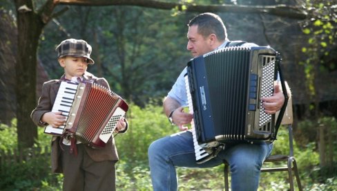 SPOT „PUT KOZAKA“ PRED KINEZIMA: Veliki uspeh muzičke porodice Perić iz Bijeljine