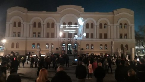 I BANJALUKA ODALA POČAST PANONSKOM MORNARU: Više stotina Banjalučana upalilo sveće za Balaševića (FOTO/VIDEO)