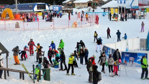 VRHUNAC NEODGOVORNOG PONAŠANJA: Gužve na Kopaoniku su dokaz da ništa nismo naučili (FOTO)