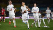 ЛЕТЕЋЕ ПЕРЈЕ НА ХИЛСБОРОУ: Сове нису дорасле пауновима, али куп је куп, а дерби је дерби