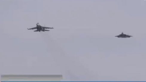 OVO SE NE VIĐA NI NA AERO-MITINZIMA: Ovako izgleda vazdušna bitka dva najbolja ruska lovca Su-35 i Su-57 (VIDEO)