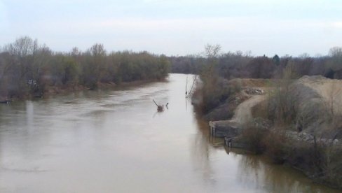 ТЕЛО МУШКАРЦА ИЗВУЧЕНО ИЗ МОРАВЕ: Наложена обдукција како би се утврдио идентитет