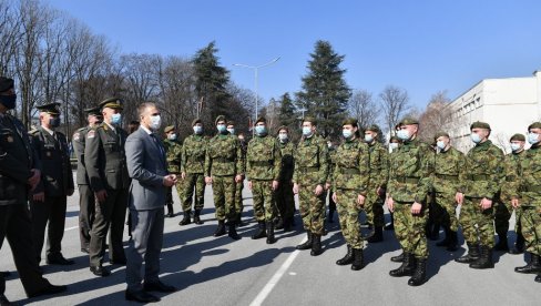 „SRBIJA IMA 49 NOVIH REZERVNIH OFICIRA“: Stefanović prisustvovao promociji u kasarni „General Jovan Mišković“