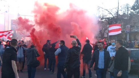 HEROJSKI DOČEK: Zvezdaši bakljadom i transparentima dočekali igrače (FOTO) (VIDEO)