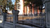 POSTAVLJENA NOVA OGRADA: Završeni radovi u dvorištu Saborne crkve u Kragujevcu