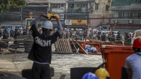 NAJMANJE PETORO LJUDI UBIJENO: Nove tragedije na protestima u Mjanmaru