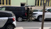 PRETILA BOMBAMA I SAMOUBISTVOM: Detalji drame u Kolindinoj ulici, žena odvedena u bolnicu, kvart i dalje blokiran!