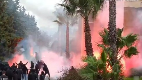 ISPLIVAO NOVI SNIMAK VARVARSKOG DIVLJANJA: Pogledajte divljanje navijača Marseja koje su zabeležile bezbedonosne kamere (VIDEO)