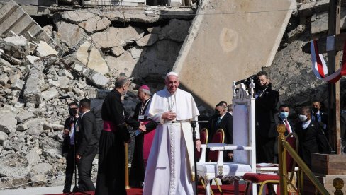 PAPA FRANJA STIGAO U MOSUL: Molitva u srušenim crkvama koje je uništila Islamska država (FOTO)