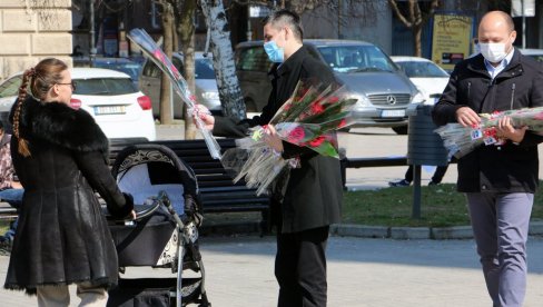 RUŽE ZA DAME: Gradonačelnik Smedereva sugrađankama čestitao praznik (FOTO)