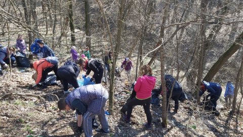 ОДНЕТО ОКО 700 КИЛОГРАМА СМЕЋА: У на Вршачким планинама очишћена дивља депонија