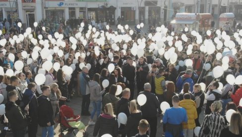 POTRESAN OPROŠTAJ OD UROŠA (19): Stotine belih balona poletelo u nebo za tragično nastradalog prijatelja