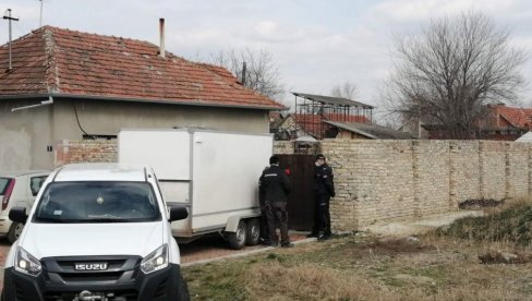 ODVOZE PSE KOJI SU IZUJEDALI DEČAKA: Novosti ispred kuće užasa u Senti (FOTO/VIDEO)